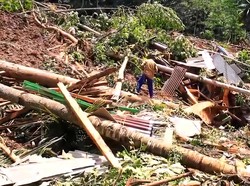 2 Kampung Terisolasi Akibat Longsor di Cisolok, 5 Rumah Tertimbun Tanah 2 Kampung Terisolasi Akibat Longsor di Cisolok, 5 Rumah Tertimbun Tanah