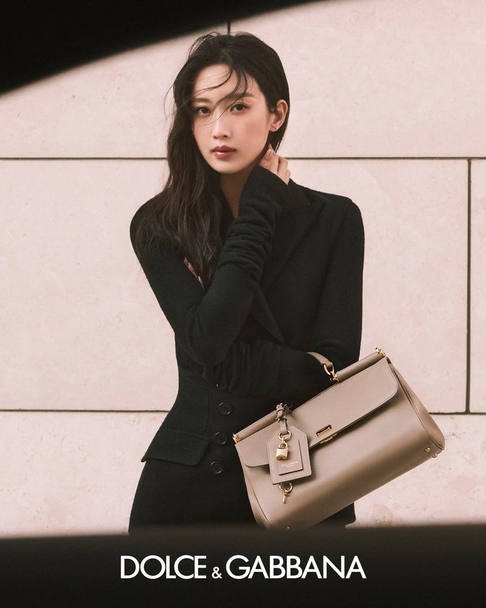 Meski bukan pertama kalinya membintangi kampanye rumah mode mewah asal Italia itu, Global Ambassador Dolce&Gabbana, juga dikenal dengan inisial D&G, satu ini tidak pernah gagal memukau fans serta publik./ Foto: instagram.com/dolcegabbana