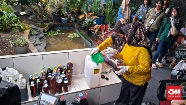 Ibu ibu di cilacap tukar minyak jelantah untuk program pengembangan bioavtur pertamina