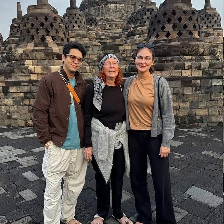 <p>Tak hanya berdua, pasangan ini juga mengajak ibunda Luna, Desa Maya Waltaurd Maiyer untuk liburan bersama, Bunda. Lewat unggahannya di Instagram, Luna membagikan sejumlah potret saat dirinya, sang suami, dan ibundanya berkeliling di kawasan Candi Borobudur. (Foto: Instagram @lunamaya)</p>