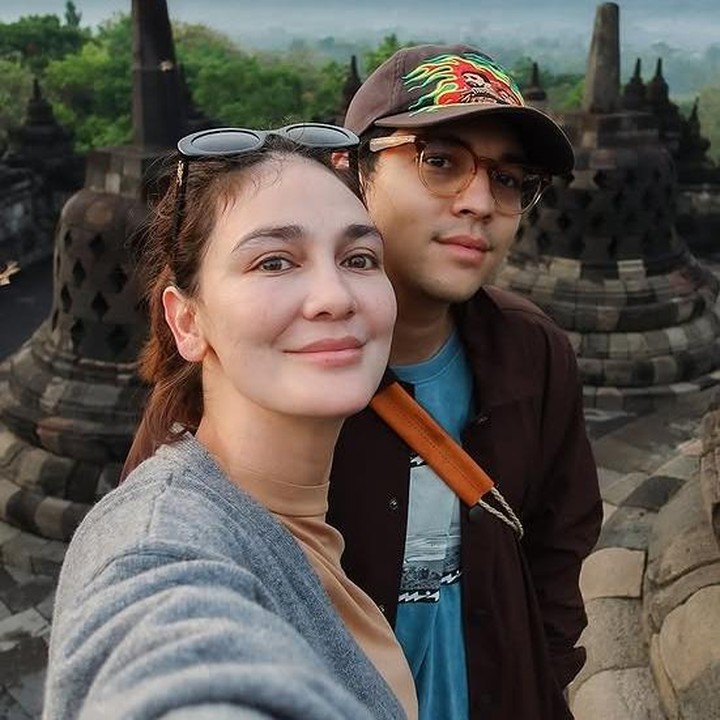 <p>Kehidupan pasangan Maxime Bouttier dan Luna Maya selalu menarik diikuti. Netizen kembali mengikuti keseruan mereka, yang kini sedang berlibur ke Candi Borobudur. (Foto: Instagram @lunamaya)</p>