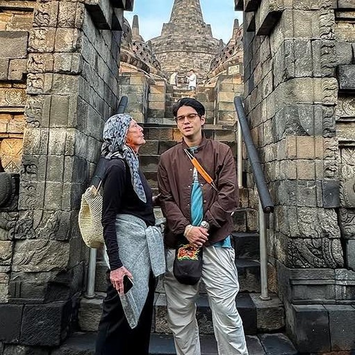 <p>Dalam salah satu potretnya, Maxime terlihat berdiri di samping ibunda Luna di antara tangga batu candi. Keduanya pun tampak begitu akrab, sampai-sampai banyak yang mengatakan kalau&nbsp;<em>vibes</em>-nya&nbsp;seperti ibu dan anak kandung. (Foto: Instagram @lunamaya)</p>