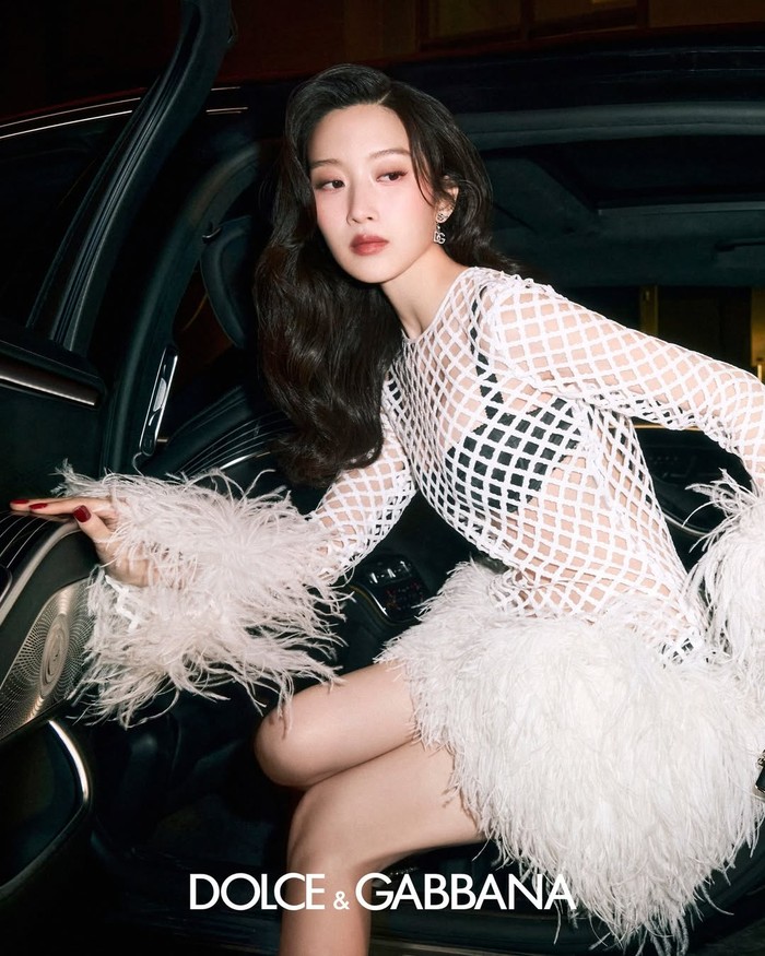 Moon Ga Young pun tampil memikat dalam balutan busana Italian Tailoring Collection yang memainkan kontras, di mana maskulin dan feminim bertemu. Jadi, bagaimana pendapatmu tentang campaign D&G kali ini, Beauties?/ Foto: instagram.com/dolcegabbana