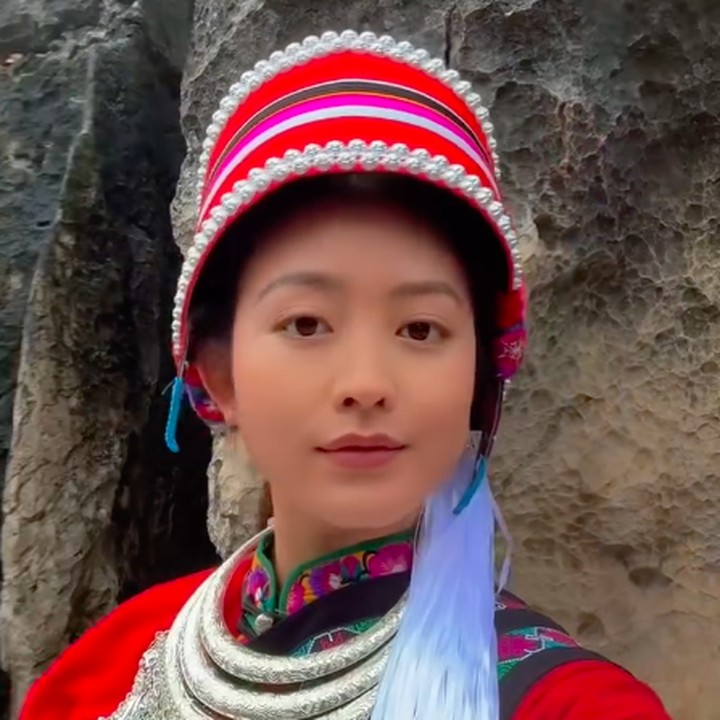 <p>Natasha terlihat cantik mengenakan pakaian tradisonal yang didominasi warna merah ini, Bunda. Dalam video yang diunggahnya, Natasha meminta netizen menebak baju tradisional yang dikenakannya. "Aku tau reaksi kalian nonton ini. tebak kita lagi pakai baju adat dari suku apa?" tulisnya. (Foto: Instagram @natashawilona12)</p>