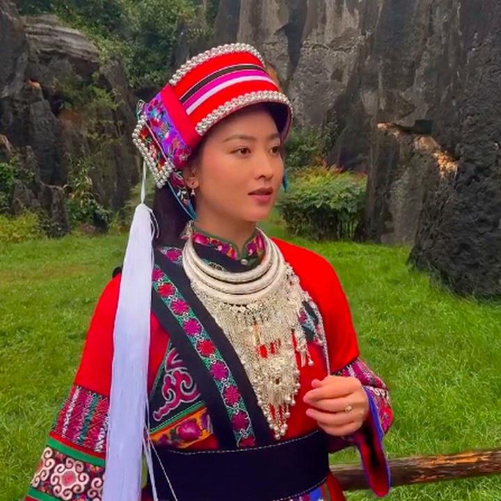 <p>Dalam unggahan video di Instagram, Natasha membagikan momen saat menikmati pemandangan indah di Hutan Batu (Shilin Stone Forest) yang terletak di Kunming, Yunnan, China. Saat berkunjung ke tempat ini, Natasha terlihat mengenakan pakaian tradisional salah satu suku adat di sana. (Foto: Instagram @natashawilona12)</p>