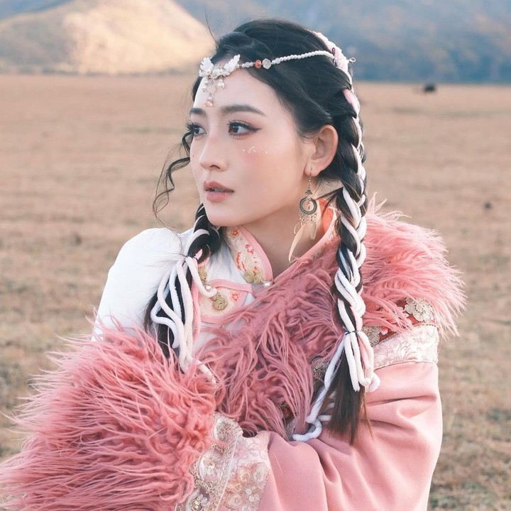 <p>Pesona Nataha semakin memancar di foto lainnya. Ia tampil <em>all out</em> untuk melengkapi penampilannya ini, Natasha memakai riasan wajah dan aksesoris yang warnanya senada dengan baju. Artis sinetron ini memancarkan aura anggun saat berpose di tengah pemandangan bukit yang indah. (Foto: Instagram @natashawilona12)</p>