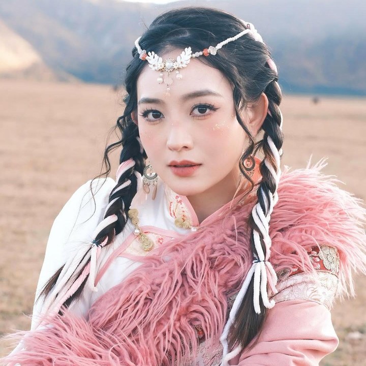 <p>Banyak netizen memuji penampilan Natasha saat mengenakan baju tradisional. Beberapa di antaranya melontarkan pujian kalau penampilan perempuan 26 tahun ini bak artis dari Drama China atau dracin. "Cantik bngt kak Wilo Kya film dracin," tulis akun @al***. "Cntik bngt willo dah kyak dracin" gtu," ujar @si***. "Mirip buanget artis dracin," ungkap akun @ma***. (Foto: Instagram @natashawilona12)</p>