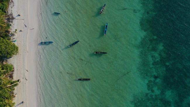 Pesona Alam Maluku, Punya Pantai dengan Pasir Terhalus di Asia Pantai Ngurbloat di Kepulauan Kei, Maluku Tenggara, diakui oleh National Geographic sebagai pantai dengan pasir putih terhalus di Asia.