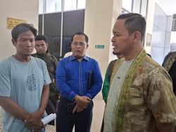 Wali Kota Pekanbaru Jenguk Bocah Korban Serangan Gajah Wali Kota Pekanbaru Jenguk Bocah Korban Serangan Gajah