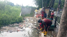 DPU Semarang Kerahkan Tim Lapangan Bersihkan Drainase dari Sampah