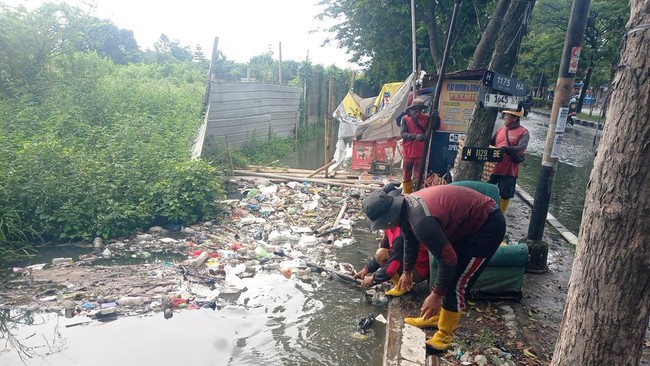 Dinas Pekerjaan Umum Kota Semarang siaga bersihkan saluran drainase di tengah hujan. Upaya ini untuk mencegah genangan dan menjaga kenyamanan warga.