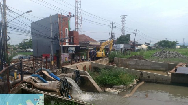 Pemkot Semarang Kerahkan Pompa di Titik Rawan untuk Atasi Genangan Pemkot Semarang optimalkan infrastruktur pengendalian banjir pasca hujan deras, aktifkan pompa untuk atasi genangan dan jaga kebersihan saluran air.