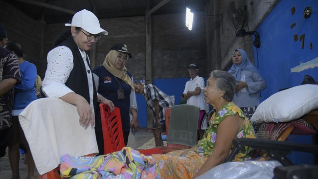 Agustina Wilujeng Tinjau Pengungsian, Pastikan Bantuan Tersalurkan Wali Kota Semarang, Agustina Wilujeng, meninjau pengungsian banjir, menyalurkan bantuan, dan memastikan kebutuhan warga terpenuhi.