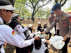 Brimob Polda Metro Bagi-bagi Makanan ke Guru Peserta Aksi di Monas