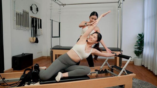 Pilates makin populer di tengah tren kebugaran modern. Tak hanya bikin tubuh lentur, tapi juga bisa menenangkan pikiran.