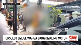 VIDEO: Tersulut Emosi, Warga Bakar Maling Motor
