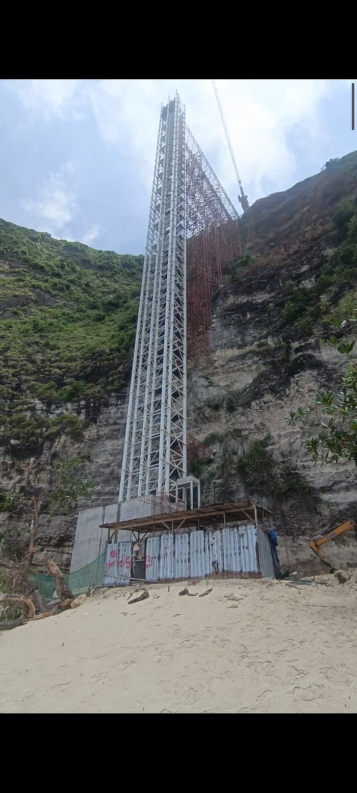 Proyek lift kaca setinggi 182 meter di tebing Pantai Kelingking, Kecamatan Nusa Penida, Klungkung. (Istimewa)