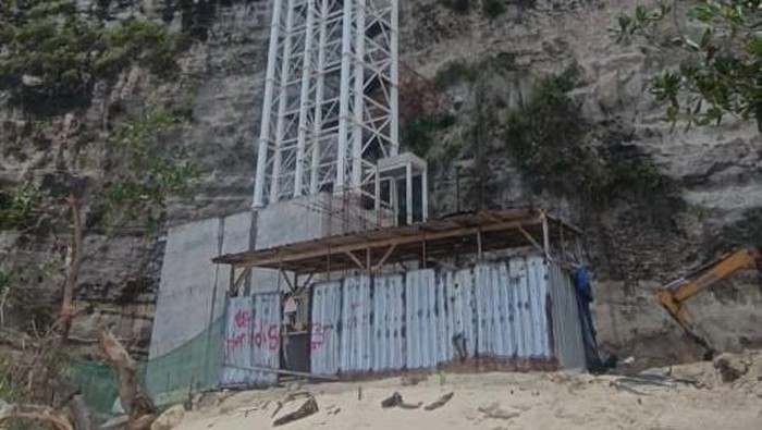 Proyek lift kaca setinggi 182 meter di tebing Pantai Kelingking, Kecamatan Nusa Penida, Klungkung. (Istimewa)