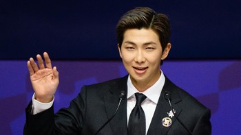 FOTO: RM BTS Jadi Artis K-pop Pertama Pidato di APEC CEO Summit