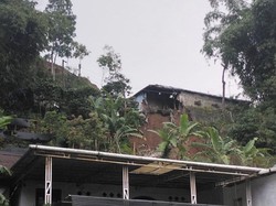 Rumah di Tawangmangu Jebol Tergerus Tanah Longsor