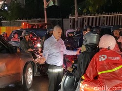 Saat Bule Jadi Pak Ogah Dadakan di Tengah Macet Kemang Jaksel