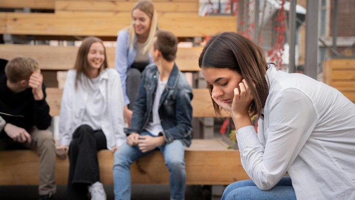 Sering Merasa Kesepian Padahal Dikelilingi Banyak Orang? Ternyata Ini Alasannya!