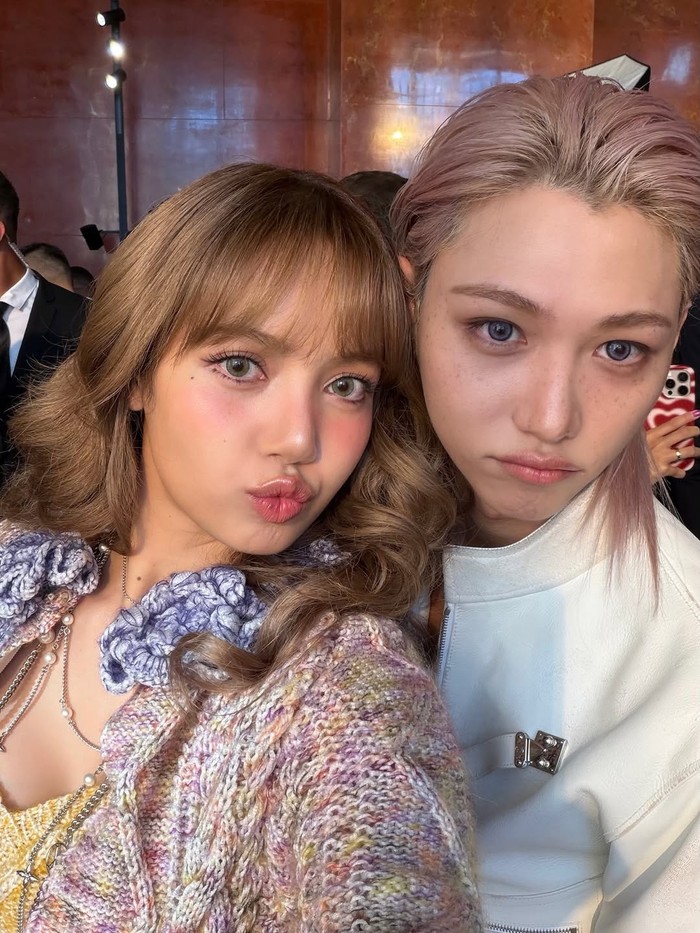 Sukses jadi perbincangan hangat sebagai brand ambassador Louis Vuitton, Lisa BLACKPINK dan Felix Stray Kids terus menunjukkan kedekatan layaknya sahabat. Keduanya, tak canggung memamerkan selfie di Instagram/ Foto: instagram.com/lalalalisa_m