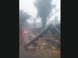 Video: Hujan Angin, Tembok Pembatas TPU Jeruk Purut Jebol Video: Hujan Angin, Tembok Pembatas TPU Jeruk Purut Jebol