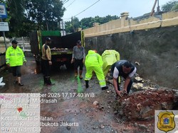 Tembok Pembatas TPU Jeruk Purut Jebol, Jalan Sempat Ditutup Tembok Pembatas TPU Jeruk Purut Jebol, Jalan Sempat Ditutup