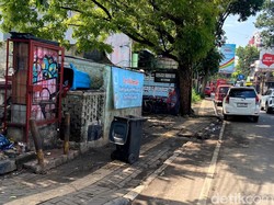 Sampah di Trotoar Jalan Cihampelas Sudah Dibersihkan! Sampah di Trotoar Jalan Cihampelas Sudah Dibersihkan!