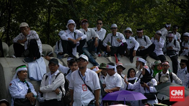 Jerit Guru Madrasah Swasta: Banting Tulang untuk Bertahan Hidup Guru madrasah swasta dari sejumlah daerah menuntut kesejahteraan dan diangkat menjadi PPPK. Mereka berharap revisi undang-undang untuk perbaikan gaji.