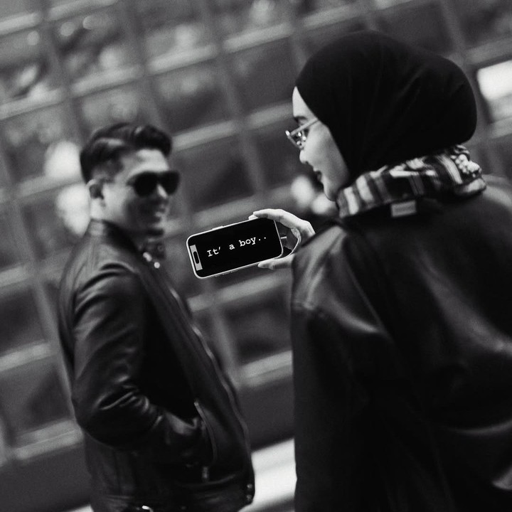 <p>Baru-baru ini, Zaskia dan Irwansyah mengungkap jenis kelamin calon adik Ukkasya dan Humaira ke publik. Keduanya kompak mengunggah foto hasil USG. Melalui unggahan ini diketahui jenis kelamin anak yang dikandung Zaskia adalah laki-laki. "<em>Here we go again insya Allah</em> #itsaboy," tulis Zaskia dan Irwansyah di Instagram. Di satu foto, Zaskia juga tampak menunjukkan tulisan '<em>It's a boy..</em>' di layar ponselnya. (Foto: Instagram @zaskiasungkar15)</p>