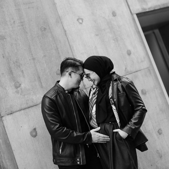 <p>Zaskia Sungkar pertama kali mengumumkan kehamilan keduanya pada awal September 2025. Saat itu, usia kandungannya sudah memasuki trimester kedua, Bunda. Sejak mengungkap kehamilannya ke publik, Zaskia mulai rutin berbagi aktivitasnya selama mengandung anak kedua. Belum lama ini, Zaskia bersama putra, ibunda, dan adiknya memutuskan untuk jalan-jalan ke Malaysia. Di kehamilan ini, Zaskia mengaku sempat mengalami <em>morning sickness</em> di trimester pertama. Namun, kini ia mulai kembali menyukai aktivitas seperti jalan-jalan dengan keluarga. (Foto: Instagram @zaskiasungkar15)</p>