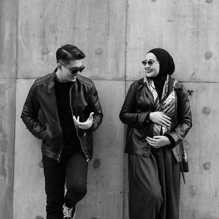 <p>Pasangan Zaskia Sungkar dan Irwansyah sebentar lagi akan dikaruniai anak kedua, Bunda. Zaskia saat ini diketahui tengah menjalani kehamilan keduanya yang didapat melalui proses bayi tabung. Perlu diketahui, Zaskia sebelumnya telah dikaruniai seorang anak laki-laki bernama Ukkasya dan mengadopsi anak perempuan bernama Humaira. (Foto: Instagram @zaskiasungkar15)</p>