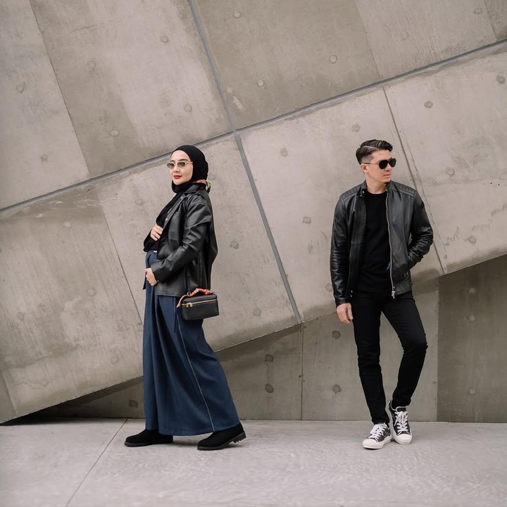 <p>Dalam potret yang dibagikan, Zaskia dan Irwansyah terlihat kompak mengenakan pakaian bernunasa warna hitam. Pasangan yang menikah pada 15 Januari 2011 ini juga terlihat mengenakan jaker kulit couple saat mengungkap jenis kelamin anak mereka. (Foto: Instagram @zaskiasungkar15)</p>