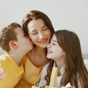 5 Kalimat Penyemangat dari Orang Tua yang Bantu Anak Bangkit dari Masa Sulit