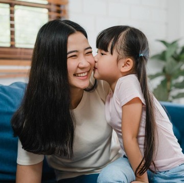 5 Kalimat Diucap Orang Tua yang Bantu Anak Menumbuhkan Rasa Syukur Sejak Dini