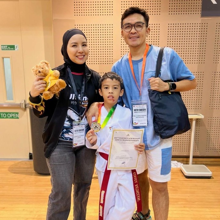 <p>Kanaka kini tumbuh semakin keren dan selalu membanggakan kedua orang tuanya. Selain itu, Kanaka pun juga dikenal aktif dan mulai menjajaki banyak hobi seru, salah satunya taekwondo. (Foto: Instagram @tya_ariestya)</p>