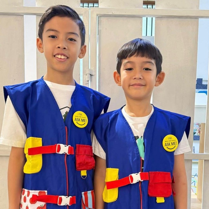 <p>Enggak cuma jago bela diri, belum lama ini Kanaka bersama dengan adiknya, Kalundra memilih untuk magang menjadi guru kecil, Bunda. Permintaan itu pun datang dari keinginan mereka sendiri, dan Tya tampak bangga dengan inisiatif kedua putranya itu. "Anak kecil udah pada MAGANG. Liburan anak-anak ngapain? MAGANG! Yesss Kanaka sama Kalundra magang jadi Guru Kecil di @skolefriends. Atas permintaan mereka sendiri, dan langsung difasilitasi sama @missjuwilia," tulis Tya lewat Instagramnya. (Foto: Instagram @tya_ariestya)</p>