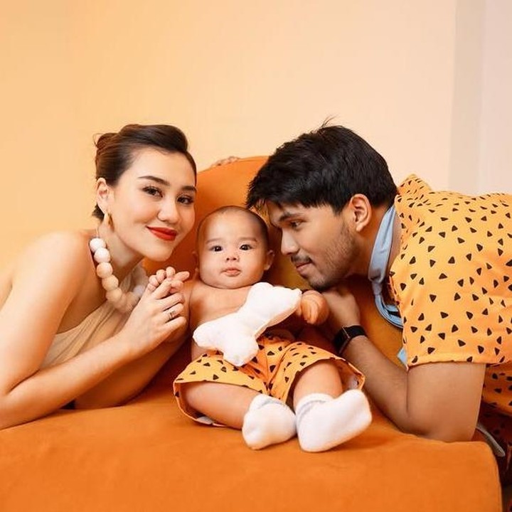 <p>Dalam pemotretan tersebut, mereka mengusung tema animasi legendaris <em>The Flintstones</em>. Lewat unggahannya di Instagram, Aaliyah dan Thariq membagikan sejumlah hasil <em>photoshoot</em>-nya bersama <em>Baby</em> Arash yang super gemas. (Foto: Instagram @aaliyah.massaid)</p>