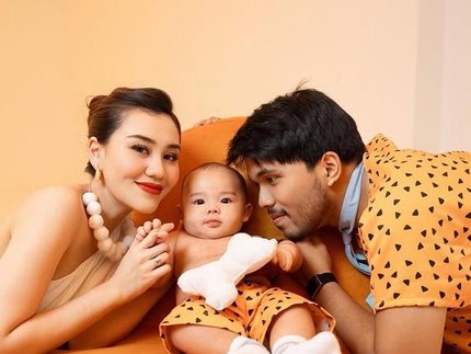 5 Potret Photoshoot Keluarga Aaliyah & Thariq bersama Baby Arash ala The Flintstones