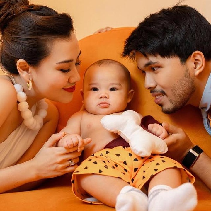 <p>Keluarga kecil Aaliyah Massaid memang selalu berhasil mencuri perhatian warganet. Kali ini, Aaliyah, Thariq Halilintar, dan <em>Baby</em> Arash tampil kompak dalam <em>photoshoot</em> yang bertema unik, Bunda. (Foto: Instagram @aaliyah.massaid)</p>