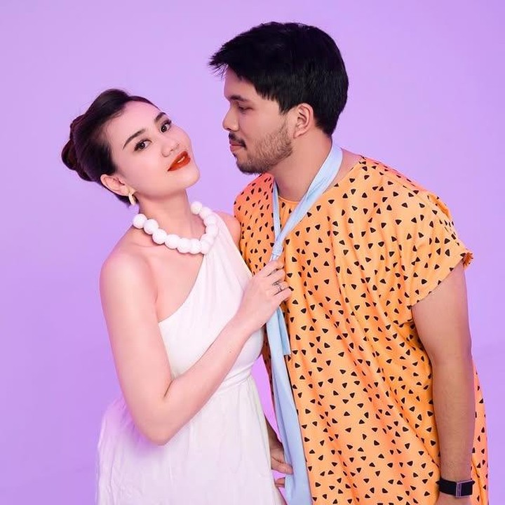 <p>Pada salah satu potretnya, Aaliyah tampak berpose mesra bersama Thariq. Thariq tampil keren sebagai Fred Flintstone, sementara Aaliyah terlihat anggun memerankan Wilma Flintstone lengkap dengan kalung khasnya yang ikonik, Bunda. (Foto: Instagram @aaliyah.massaid)</p>