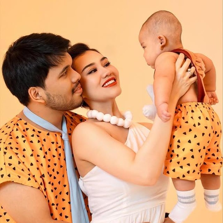 <p>Nah, dalam potret ini, <em>Baby</em> Arash tampak digendong oleh Aaliyah dan tampil sebagai karakter Bamm-Bamm Rubble. Duh, gemas banget ya, Bunda. (Foto: Instagram @aaliyah.massaid)</p>