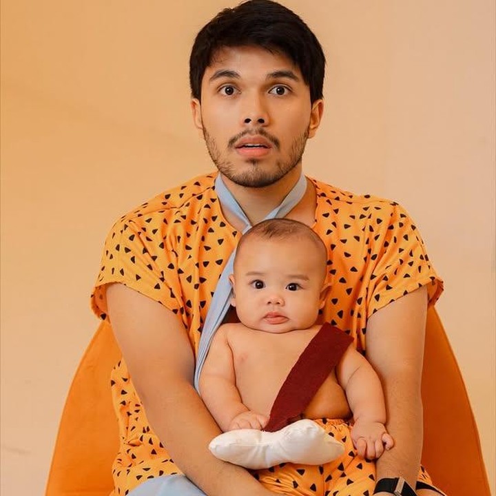 <p>Selama sesi <em>photoshoot</em>, <em>Baby</em> Arash terlihat anteng dan enggak rewel, Bunda. Dalam potretnya&nbsp;bersama sang Ayah, ia tampak nyaman dipangku dengan ekspresi polosnya yang sukses bikin warganet gemas melihatnya, Bunda. (Foto: Instagram @aaliyah.massaid)</p>