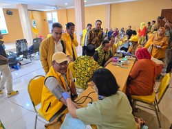 Golkar Jatim Gelar Donor Darah, Masyarakat Antusias Golkar Jatim Gelar Donor Darah, Masyarakat Antusias
