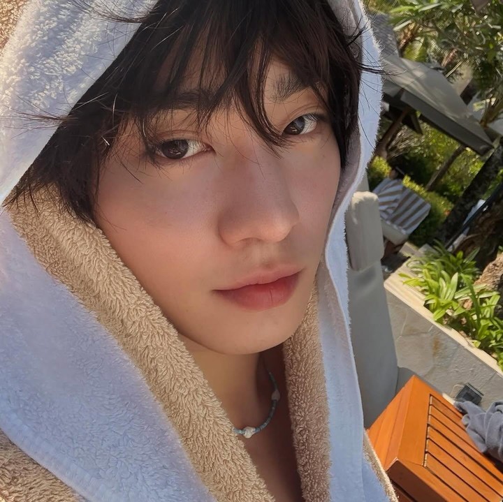 <p>Ahn Hyo Seop yang baru saja menyapa para penggemar Indonesia lewat<em> fan meeting</em> dari sebuah brand, juga pernah mengunjungi Bali pada Mei lalu. Ia pun membagikan beberapa foto saat berenang di sebuah hotel. Tentu saja postingan itu langsung dibanjiri komentar penggemar. &ldquo;Angin Bali emang beda ya,&rdquo; tulis akun <em>@annyeongit****.</em> &ldquo;Manusia kalo udah di Bali kenapa cakep banget sih,&rdquo; tulis akun <em>@nasyab****.</em> (Foto: Instagram @imhyoseop)</p>