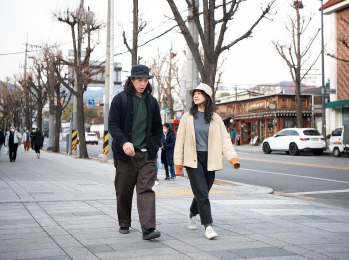 Bukan hanya sekedar paham dengan diet sehat, orang-orang Korea juga menjaga berat badan mereka dengan aktif bergerak. Mereka terbiasa menggunakan transportasi umum yang mengharuskan mereka berjalan menuju stasiun atau halte bus.