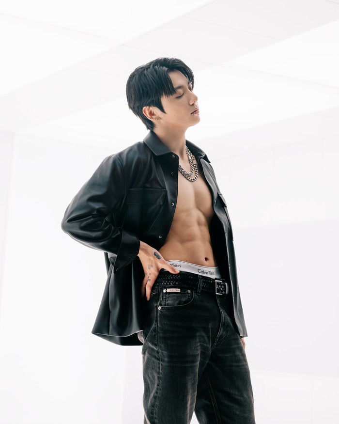 Aura maskulin sang maknae (anggota termuda) yang begitu memikat pun kian terpancar, membuat fans maupun netizen semakin jatuh hati dan tidak sabar menunggu hasil pemotretan kampanye terbaru yang ia bintangi tersebut. / Foto: x.com/CalvinKlein