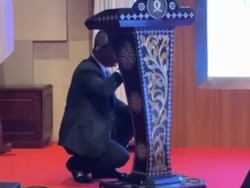 Video: Momen Bahlil Contohkan Adab Rasul Tidak Minum Sambil Berdiri Video: Momen Bahlil Contohkan Adab Rasul Tidak Minum Sambil Berdiri